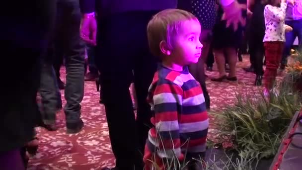 Criança e pernas de pessoas dançando 2 — Vídeo de Stock