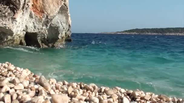 Een man springen in de zee — Stockvideo