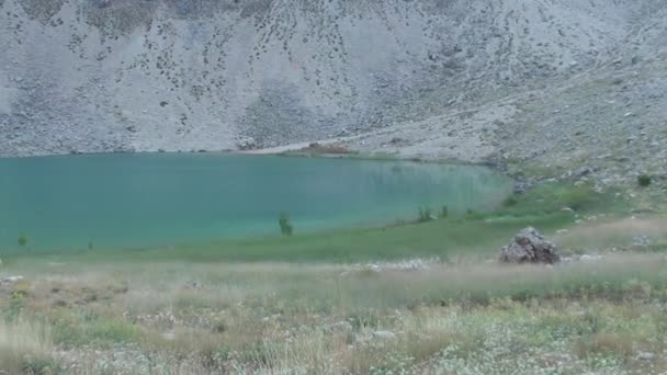 Panning lago verde cratere — Video Stock