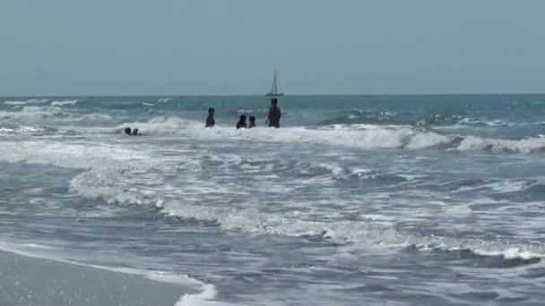 Люди в хвилястому морі — стокове відео