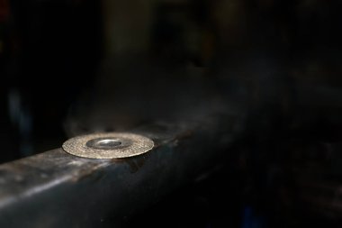 Demirci atölyesinde kaynak yapmak için kullanılan metal çerçevenin stok fotoğrafı..