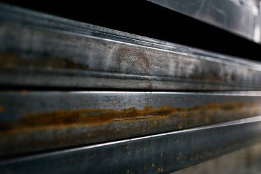 Demirci atölyesinde kaynak yapmak için kullanılan metal çerçevenin stok fotoğrafı..