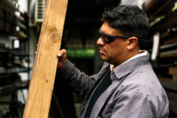 Stock Photo Man Wearing Protective Glasses Holding Wooden Plank — Stock Photo, Image