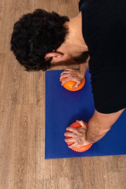 Tanınmayan bir adamın fizyoterapi kliniğinde kalas kullanırken çekilmiş fotoğrafı..