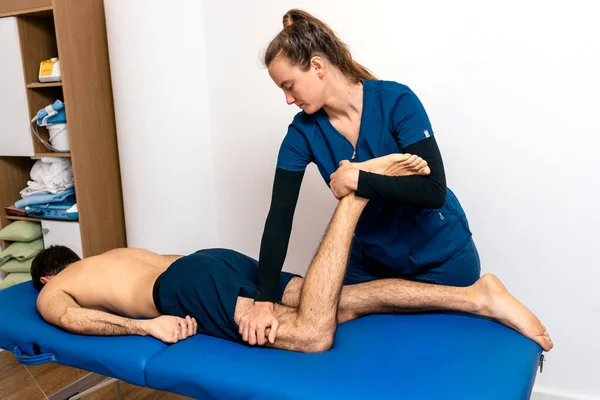 Foto Stock Hombre Reconocido Clínica Fisioterapia Recibiendo Masaje —  Fotos de Stock