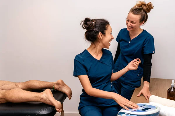 Foto Stock Dos Trabajadoras Clínicas Clínica Fisioterapia —  Fotos de Stock