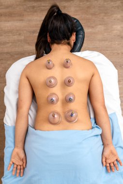 Tanımlanamayan bir kadının sedyede yatarken sırtüstü uzanması..