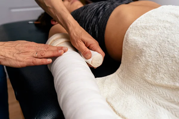 Trabajadora Clínica Fisioterapia Envolviendo Pacientes Mano Con Venda Cerca —  Fotos de Stock