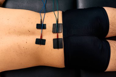 Sırt ağrısı için tedavi gören yüzü olmayan bir adamın fotoğrafına..