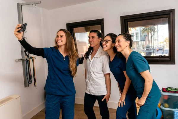 Fizyoterapi Kliniğinde Selfie Çeken Mutlu Kadınların Birleşik Çalışma Ekibinin Fotoğrafı — Stok fotoğraf