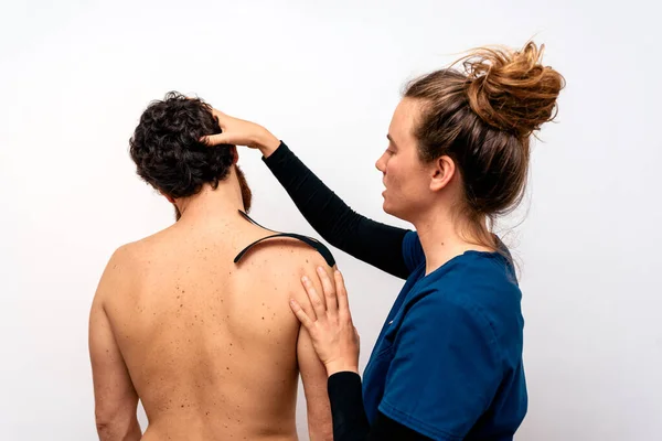Foto Stock Fisioterapeuta Dando Masaje Espalda Paciente Clínica —  Fotos de Stock