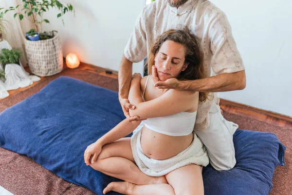 Foto Stock Mujer Embarazada Relajada Sentada Suelo Recibiendo Masaje Corporal —  Fotos de Stock