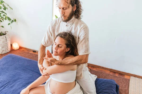Foto Stock Mujer Embarazada Relajada Sentada Suelo Recibiendo Masaje Corporal —  Fotos de Stock