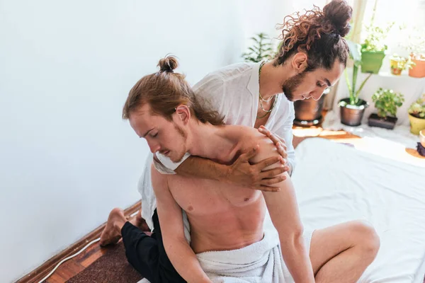 Foto Stock Uomo Rilassato Godendo Massaggio Alla Schiena Mentre Seduto — Foto Stock