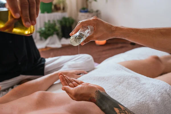 Foto Stock Hombre Relajado Acostado Suelo Recibiendo Masaje Corporal Con —  Fotos de Stock