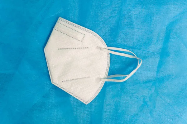 Mavi arkaplana karşı covid19 için koruyucu yüz maskesi stok fotoğrafı.