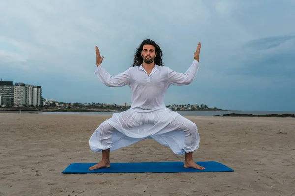 Lagerbilde Voksen Mann Med Langt Hår Som Gjør Yoga Positurer – stockfoto