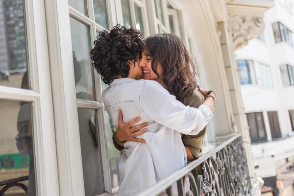 Foto Stock Pareja Feliz Pie Balcón Sonriendo Abrazando —  Fotos de Stock