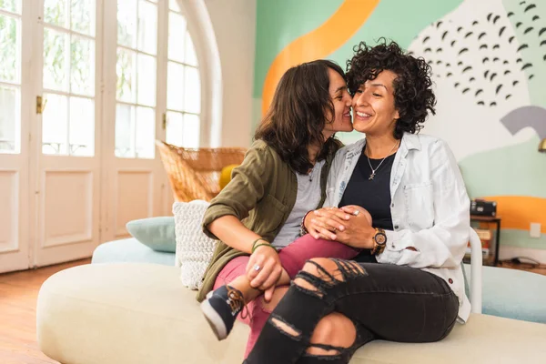 Photo Stock Couple Heureux Assis Dans Leur Appartement Embrasser Sourire — Photo