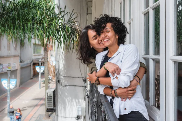 Photo Stock Couple Heureux Debout Dans Leur Balcon Regardant Devant — Photo