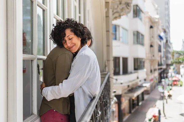 Photo Stock Couple Heureux Debout Dans Leur Balcon Câlins — Photo