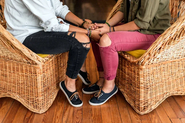 Lagerfoto Oigenkännliga Par Sitter Sin Lägenhet Och Håller Händerna — Stockfoto