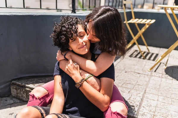 Foto Stock Casal Lésbico Feliz Desfrutando Dia Ensolarado Sua Varanda — Fotografia de Stock