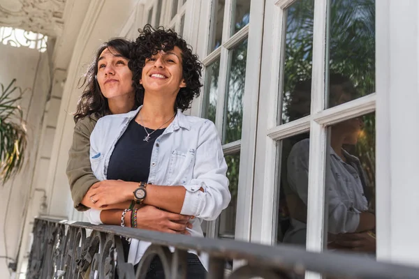 Photo Stock Couple Heureux Debout Dans Leur Balcon Regardant Devant — Photo