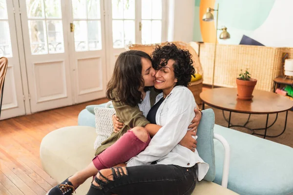 Photo Stock Couple Heureux Assis Dans Leur Appartement Embrasser Sourire — Photo