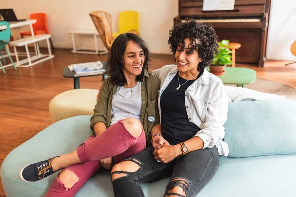 Foto Stock Feliz Pareja Sentada Apartamento Sonriendo — Foto de Stock