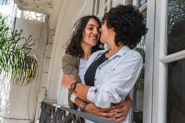 Photo Stock Couple Heureux Debout Dans Leur Balcon Regardant Embrassant — Photo