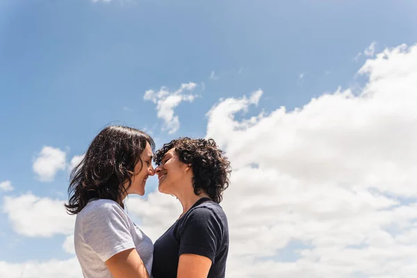 Stockfoto Van Aanhankelijk Lesbisch Paar Zoenen Knuffelen Tegen Blauwe Lucht — Stockfoto