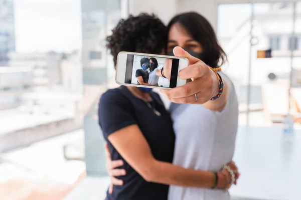 Lagerfoto Glada Lesbiska Par Bär Ansiktsmask Grund Covid19 Foto Hemma — Stockfoto