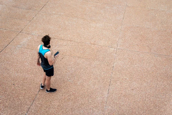 Homem Barbudo Feliz Cidade Usando Telefone Celular Depois Fazer Exercícios — Fotografia de Stock