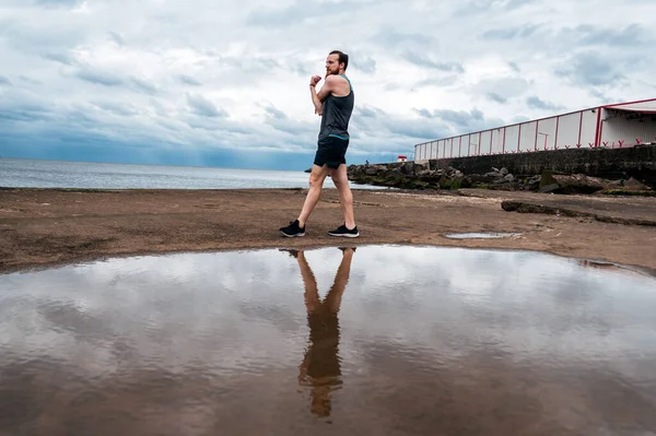 Jovem Vestindo Roupas Esportivas Costa Que Estende Depois Treinar — Fotografia de Stock