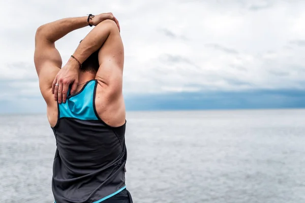 Hombre Reconocido Vistiendo Ropa Deportiva Costa Estirándose Después Hacer Ejercicio — Foto de Stock