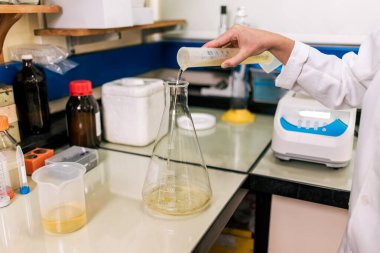 Laboratuvarda elinde test tüpleri tutan tanınmamış bilim adamının stok fotoğrafı..