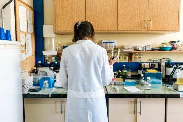 Πίσω Όψη Γυναίκας Επιστήμονα Που Φοράει Λευκό Παλτό Και Εργάζεται — Φωτογραφία Αρχείου