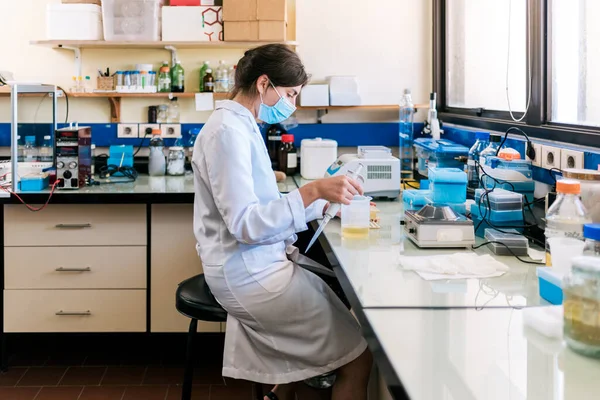 Foto Stock Una Científica Que Usa Mascarilla Laboratorio —  Fotos de Stock