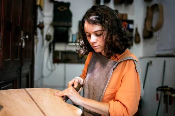 Young Concentrated Craftswoman Wearing Apron Working Traditional Workshop Using Tools — Stock Photo, Image