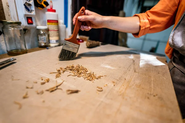 Feminino Luthier Limpeza Lascas Madeira Sua Mesa Trabalho Oficina Tradicional — Fotografia de Stock