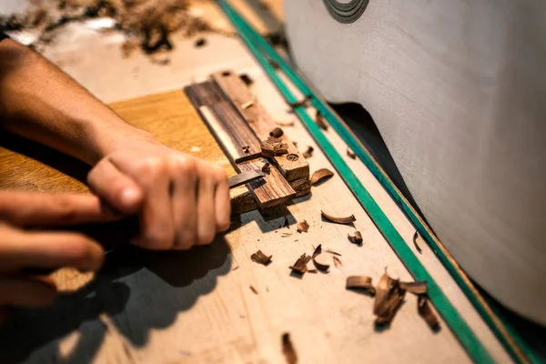 Mulher luthier não reconhecido na oficina tradicional — Fotografia de Stock