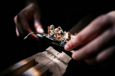 Geleneksel atölyedeki tanınmamış, Luthier kadını