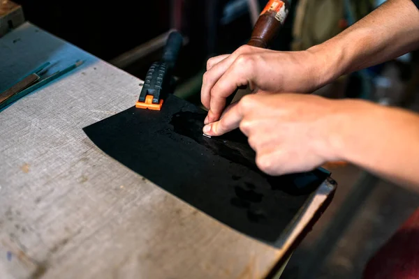 Femme luthier non reconnue dans l'atelier traditionnel — Photo