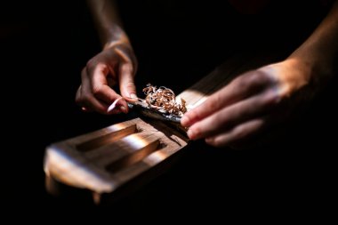 Geleneksel atölyedeki tanınmamış, Luthier kadını