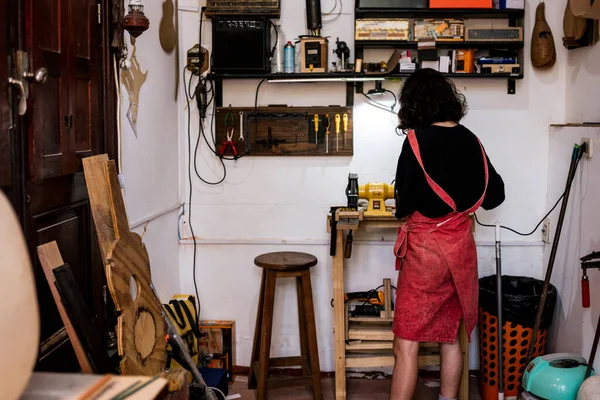 Unrecognized woman in her luthier workshop. — Stock Photo, Image
