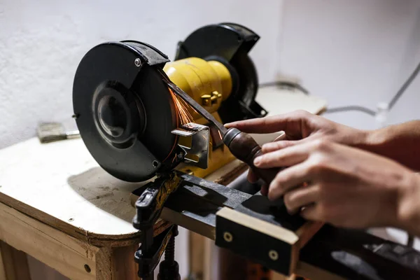 Femme luthier non reconnue dans l'atelier traditionnel — Photo