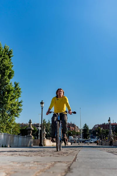Kaukasier fährt Fahrrad in der Stadt — Stockfoto