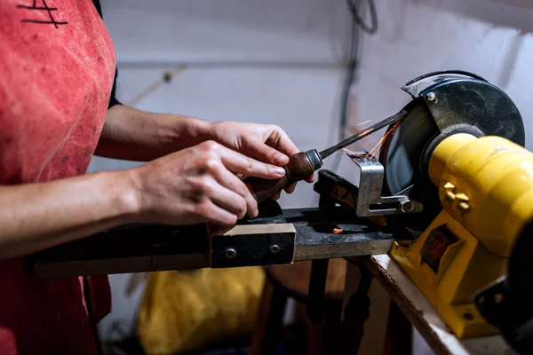 Mulher luthier não reconhecido na oficina tradicional — Fotografia de Stock