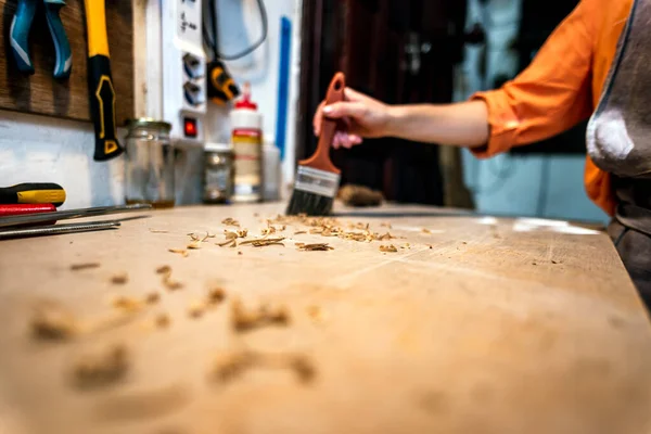 Mulher luthier não reconhecido na oficina tradicional — Fotografia de Stock